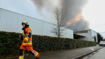 Sűrű füsttel égett egy élelmiszergyár Belgiumban