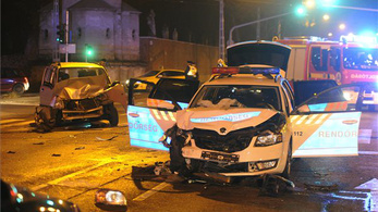 Rendőrautó karambolozott két autóval a Fiumei úton