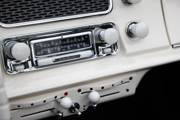 Beteges részletesség. A BMW minősége az audió rendszerben is megmutatkozott. A Becker Mexico rádiók ma már kisebb autók áráért szerezhetők be. A tökéletes hangzásért külön házban lakó csöves erősítő felel. Restauráláskor az öreg elektrolit kondenzátorok is nívós audofil kondikra lettek cserélve. Az elöregedett bakelit gombok és kapcsolószárak újra gyártása már magától értetődik