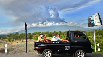Lezárták Bali repterét a vulkán miatt