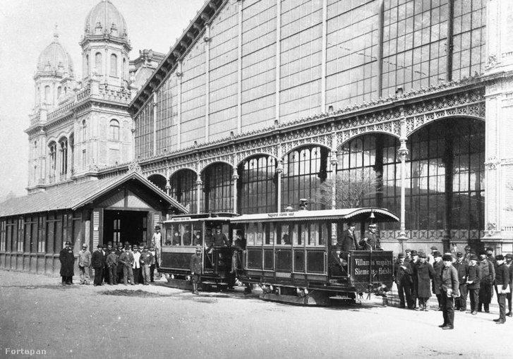 Teréz körút, a Nagykörúti próbavillamos végállomása a Nyugati pályaudvar előtt. A felvétel 1887-ben készült.
