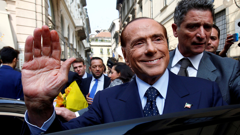 Berlusconi visszatér, hogy tavaszig megállítsa az újpopulistákat