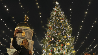 Kilencvenéves fenyőt vágtak ki Ukrajnában az ország karácsonyfájának