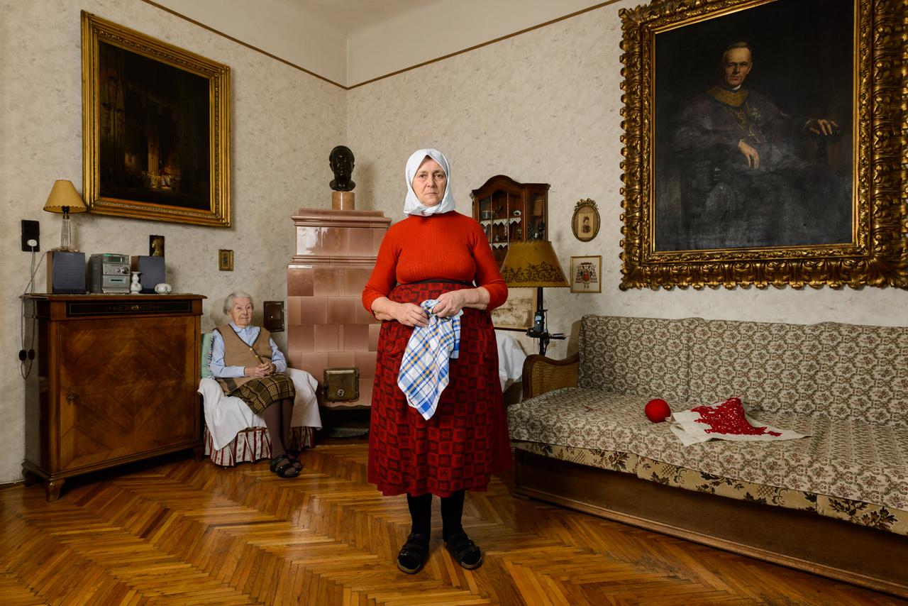 A kiállítás utolsó szekciója a Budapesten munkát vállaló erdélyi asszonyokkal foglalkozik, akiknek a munkái lehetővé tették, hogy Korniss a két fő témáját, vagyis az eltűnő hagyományos paraszti világot és a vendégmunkás életformát összehozza.