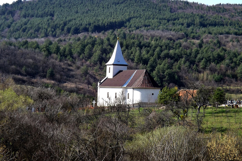 Parányi falucska a magyar hegyekben: Komlóskán alig néhányan élnek, mégis virágzó település