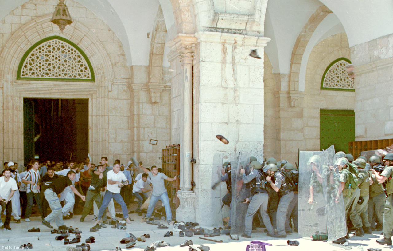 
                        A választási kampányra készülve az ellenzéki Likudot vezető Ariel Sárón ellátogatott a Templomhegyen lévő Szikla mecsethez, és közölte, hogy a terület – ahonnan a hagyomány szerint Mohamed a halála után az égbe szállt – izraeli felügyelet alatt marad. Az iszlamista erők nagyobb szerepét, és számos öngyilkos merényletet és fegyveres támadást hozó második intifáda öt éve alatt háromezer palesztin és ezer izraeli halt meg.