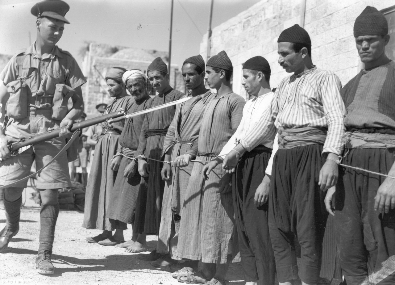 A történelem során sokszor elfoglalt Jeruzsálem körüli konfliktusok több ezer évre nyúlnak vissza, de a modernkori szakasz azután kezdődött, hogy 1917 decemberében, vagyis pont 100 éve elfoglalta az ottomán birodalomtól Edmund Allenby brit tábornok. A britek már egyfajta fővárosként tekintettek Jeruzsálemre. A következő évtizedekben a zsidók több hullámban érkeztek a brit fennhatóság alatt álló Palesztina területére.