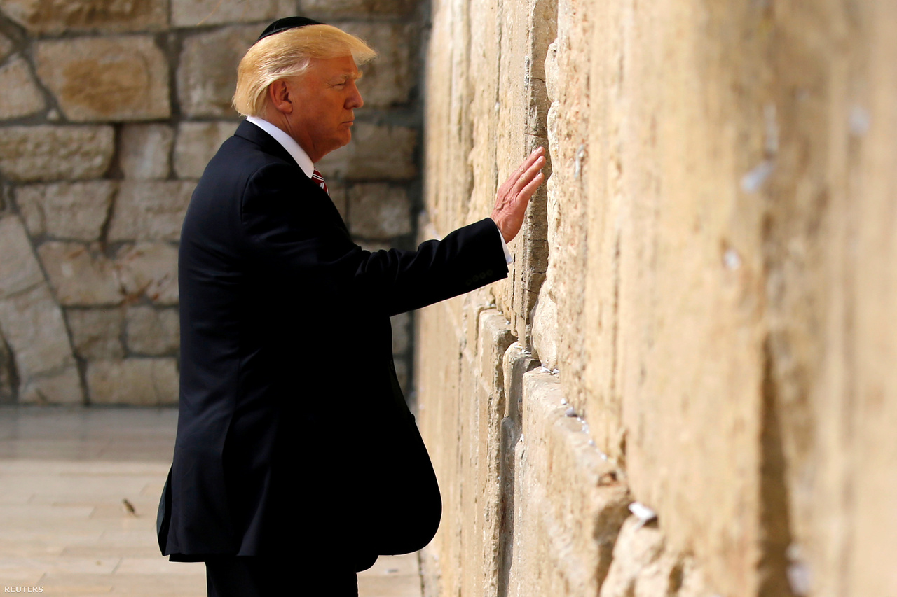 Az amerikai kongresszus viszont már 1995-ben úgy döntött, hogy Jeruzsálemet ismerik el Izrael fővárosaként, és oda kell átköltöztetni az amerikai nagykövetséget is. Ezt nemzetbiztonsági érdekekre hivatkozva az egymást követő elnökök mindig felfüggesztették, így az Egyesült Államok semlegesként jelenhetett meg a közel-keleti béketárgyalásokon.
                        Donald Trump azonban már az elnökválasztási kampányában pedzegette, hogy elismerné Jeruzsálemet fővárosként, szerdán pedig bejelentette, hogy átköltöztetik oda a nagykövetséget is. Mivel azonban ez még évekbe telik, valójában Trump is aláírta egyelőre az 1995-ös döntés felfüggesztését.