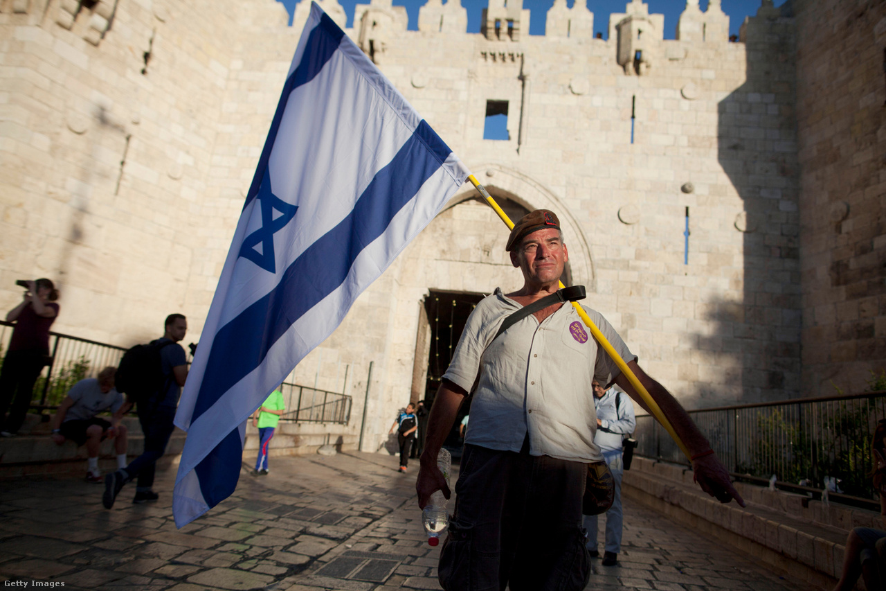 Egy férfi azt ünnepli 2017. május 17-én, hogy Izrael a hatnapos háborúban elfoglalta Kelet-Jeruzsálemet.
