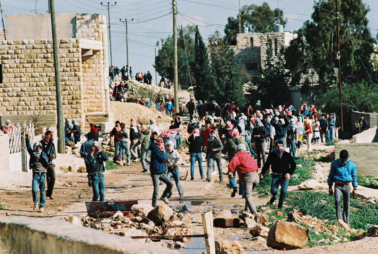 Az 1987-ben kirobbant első intifáda (az izraeli megszállás elleni palesztin felkelés) alatt az izraeliek ellen tiltakoztak a palesztinok a megszállt területeken, ez alatt jött létre a Hamász is. A palesztin csoportokat is egymás ellen fordító erőszakban több ezren haltak meg.