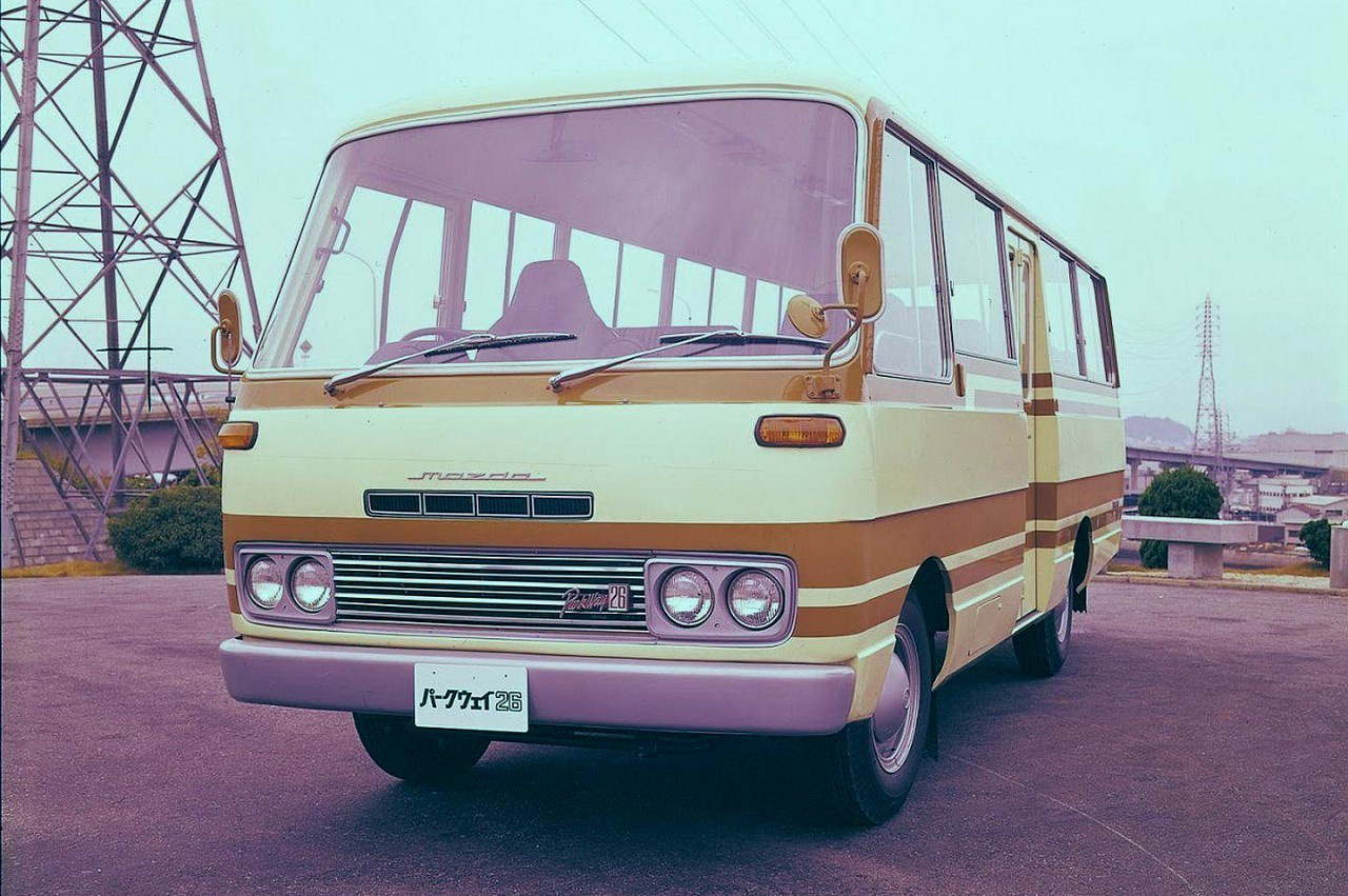 A Mazda nem csak az RX-ekbe szerelt Wankel-motort, hanem egy 1971-ben bemutatott minibuszba is, ami nem is volt annyira mini, hiszen 26 személyes volt, ami akkoriban nem sokkal maradt el egy nagy busz kapacitásától. A Rotary 26-osból azonban 1974-ig alig néhány darab készült, így ritkaságbaszámba megy egy-egy példánya, még roncs állapotban is egy kisebb vagyont érnek napjainkban.