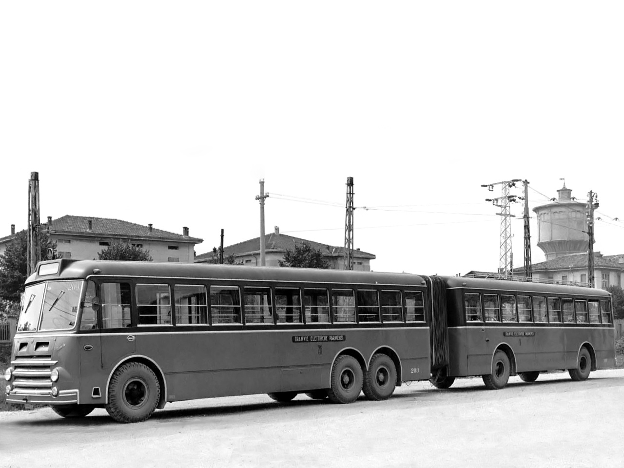 Az Alfa Romeo nemcsak távolsági buszokat gyártott, hanem városiakat is. A gázmotoros, 12,5 literes, 140 lóerős Alfa-motoros, háromtengelyes, 12 méteres és az öttengelyes, 22 méteres, csuklós A 140-esből 1953 és 1958 között összesen 137 darabot gyártottak három üzemegységben, a milánói ATM közlekedési vállalat részére.