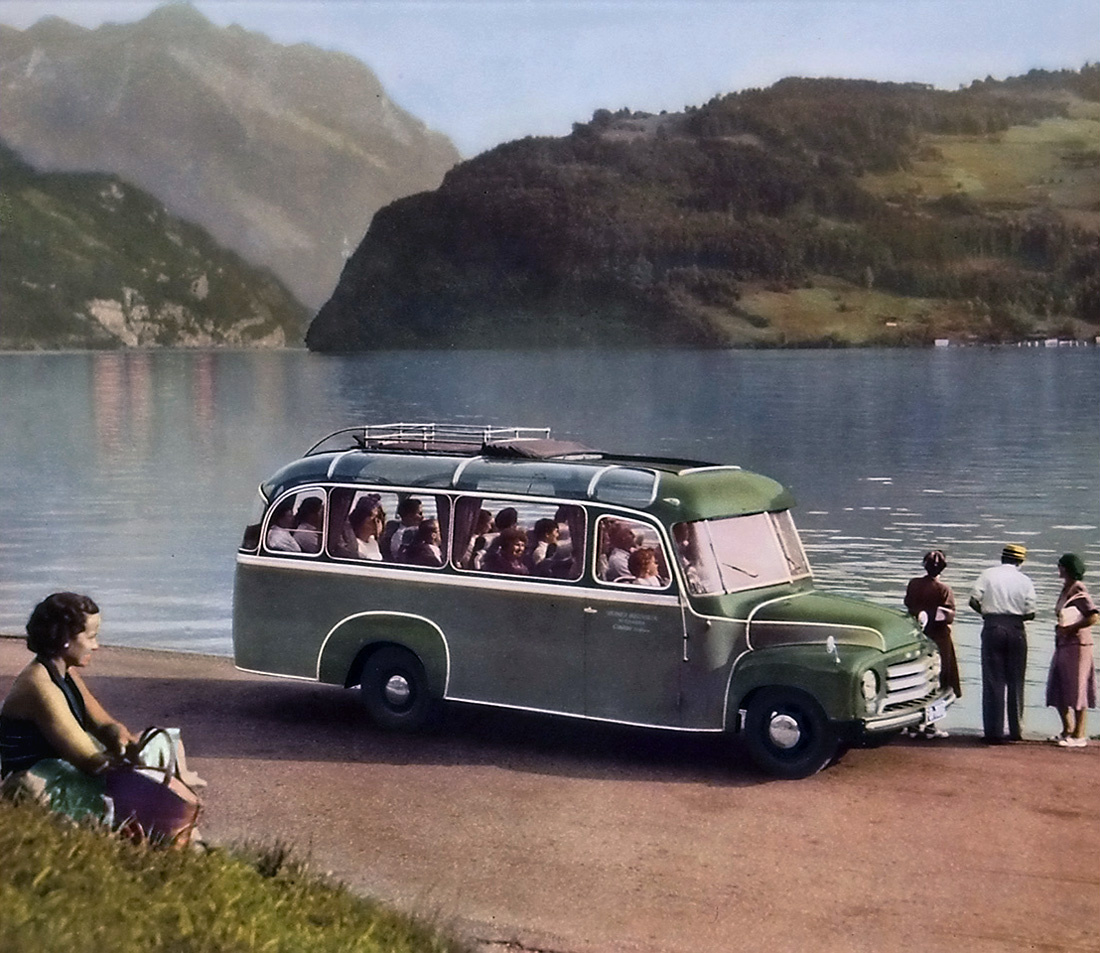 Az Opel Blitz a második világháború elnyűhetetlen teherautója volt, amelynek alvázát még a harmincas években tervezték és többszöri korszerűsítés után egészen a 80-as évek elejéig gyártották. Az Opel Blitz alvázára, azonos néven, több autóbusz is készült, mint például ezen a gyári képen látható 1953-as távolsági busz.