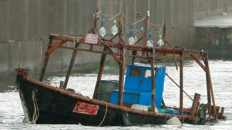 Holttestekkel teli rozoga csónakok vetődnek partra Japánban