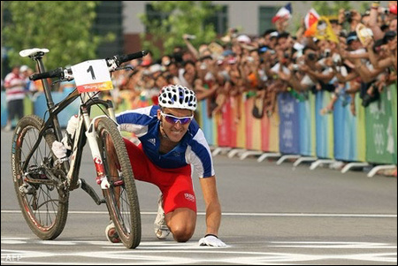 A címvédő, egyben világbajnok francia Julien Absalon nyerte a férfi hegyikerékpárosok versenyét a pekingi olimpián