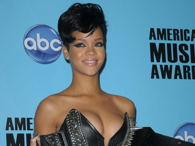 Rihanna mellbimbóját csak flitterek takarták