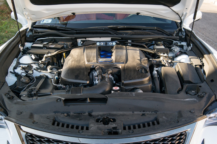 A Lexus hamar rájött, hogy kell bele közvetlen befecskendezés és szívócső-befecskendezés is, nem is kokszolódnak ezek a V8-asok