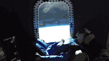 Egyszer sem nézett ki az ablakon a Blue Origin első utasa
