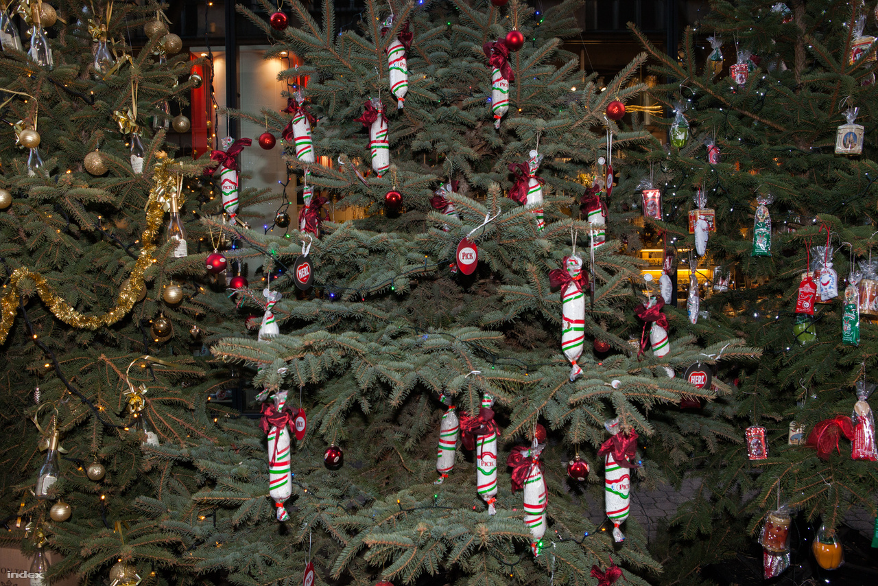 Hungarikumokkal díszített karácsonyfák a Vörösmarty térnél