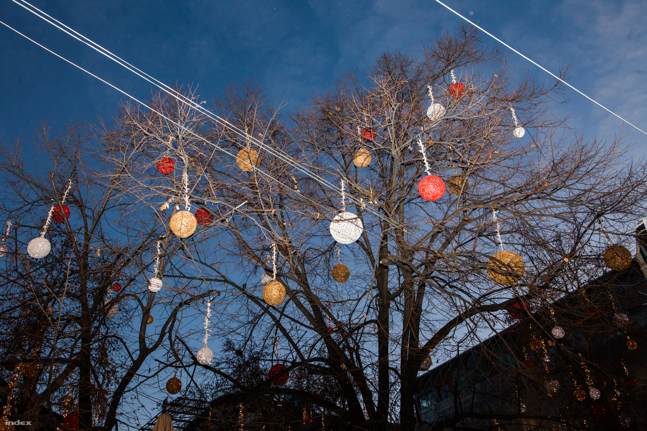 Feldíszített fák Vörösmarty téri karácsonyi vásár felett