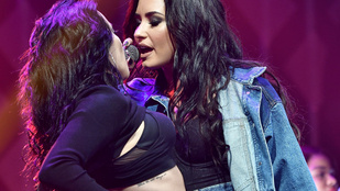 Demi Lovato ribancos leszbishow-val kíván boldog karácsonyt