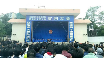 Több ezer ember szeme előtt ítéltek halálra tíz embert egy stadionban Kínában
