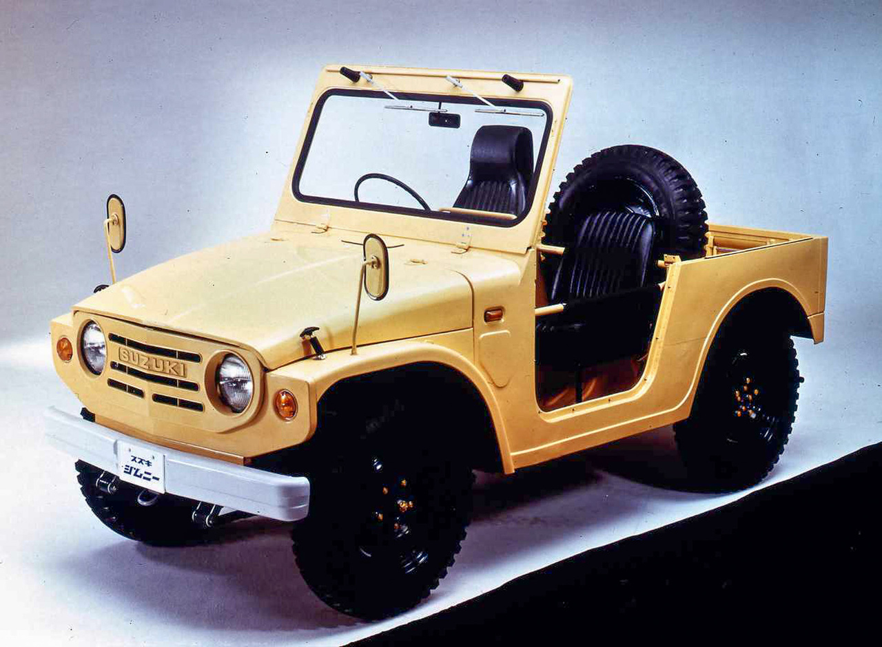Jimny és Vitara - e két kis (egyre crossoveresedőbb) terepjáró a Suzuki talán legjobban ismert modellje, ám az eredetijük nem is Suzuki volt. Létezett ugyanis 1968-ban egy Hope Motor Company nevű japán cég, amely Mitsubishi-hidakkal, Mitsubishi kétütemű motorokkal apró terepjárókat gyártott, ám a bizakodó név ellenére hamar tönkrement, s a Suzuki megvásárolta. Azokból a Hope-okból lettek az első LJ10-esek 1970-ben, igaz, már a jóval erősebb Suzuki kétütemű blokk hajtotta őket. Itt is még 16"-osak a kerekek!