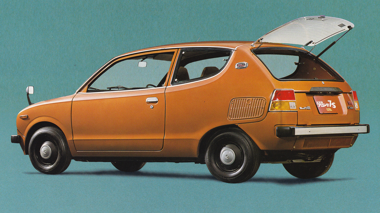 Csupán három évig, 1976-79 között gyártották a nem túl szerencsés formájú Fronte 7-S szériát. A Kei-szabvány akkor már nem 360, hanem 550 köbcentinél húzta meg a határt, ám 1974-ben rettenetesen megszigorodtak a szigetországban az emissziós normák. A Suzuki kénytelen volt egy kétlépcsős katalizátort bevezetni (Suzuki TC-System), de annak teljesítménycsapoló karaktere miatt a 7-S-et csupán 26 lóerőt tudtak. Nem lett sokkal jobb a helyzet 1977-től, a Daihatsutól vásárolt négyütemű motorokkal sem - úgy is csak 28 lóerőt lehetett szabadjára engedni.