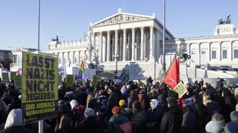 Tüntetéssel fogadták a bécsiek az új kormány eskütételét