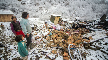 Traktorral romboltak le egy romák lakta házat Székelyföldön