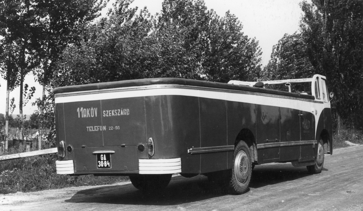 A szekszárdi 11. számú Autóközlekedési Vállalat dolgozói az 1960-as évek közepén készítette ezt a városnéző Ikarus 30 autóbuszt. Azonban, mint azt egy visszaemlékezésben leírták, nem volt elég látnivaló a környéken, ráadásul megrendelő se akadt a buszra. Ezért nyaranta ez a jármű átgurult Pécsre, és ott a Mecsek Tourist szolgálatában állott. 