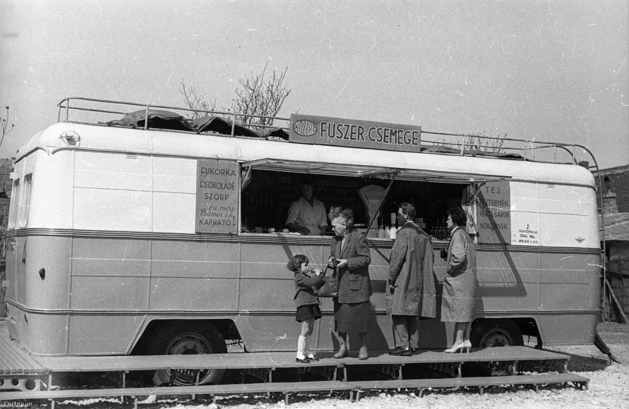 1959: mozgó fűszer-csemege bolttá alakított MÁVAUT buszvontatmány, még a csuklós buszok előtti időből.