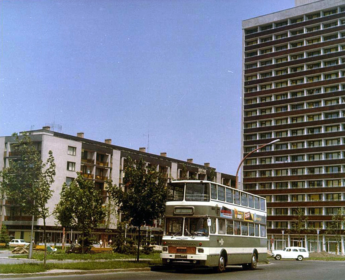 A hatvanas évek elején hatalmas vita zajlott Magyarországon arról, hogy horizontálisan vagy vertikálisan növeljék-e a buszokban a férőhelyet, egyszerűbben: csuklós vagy emeletes buszokat gyártsanak? A végeredményt ismerjük, de azért van kakukktojás. A MÁVAUT 1968-ban két Ikarus 556 egymásra helyezésével alakította azt az egyedi emeletes buszt, ami 1976-ig Pécsen közlekedett, mi több, városképi jelentőséggel bírt. 