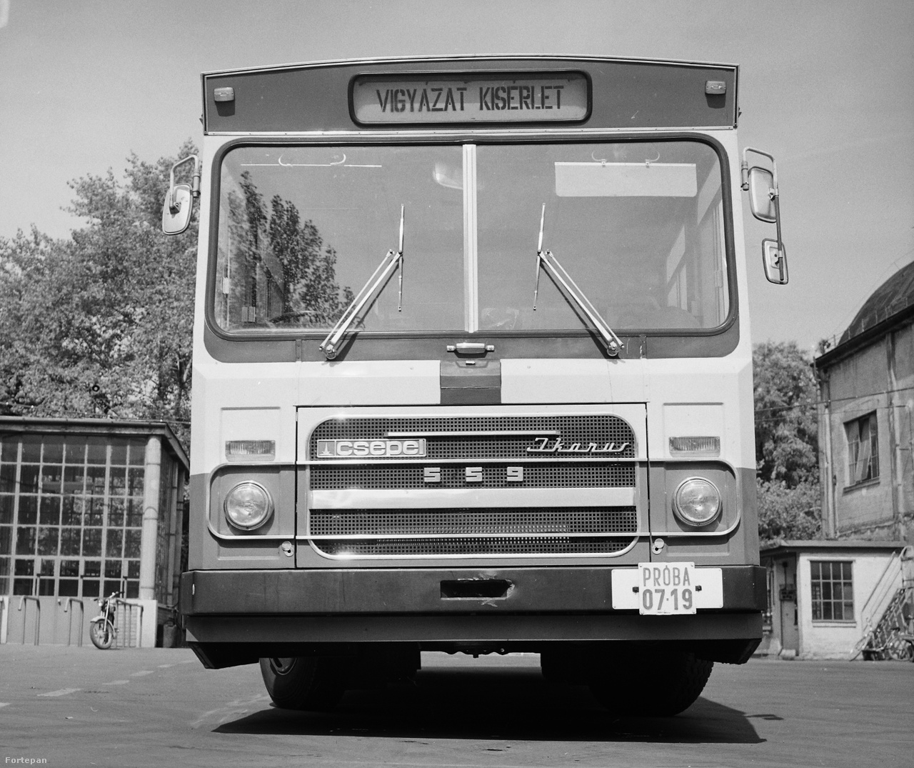 Jobbkormányos, kísérleti Csepel-Ikarus 559 típusú autóbusz a szigetszentmiklósi Csepel Autógyár udvarán, 1977-ben. 