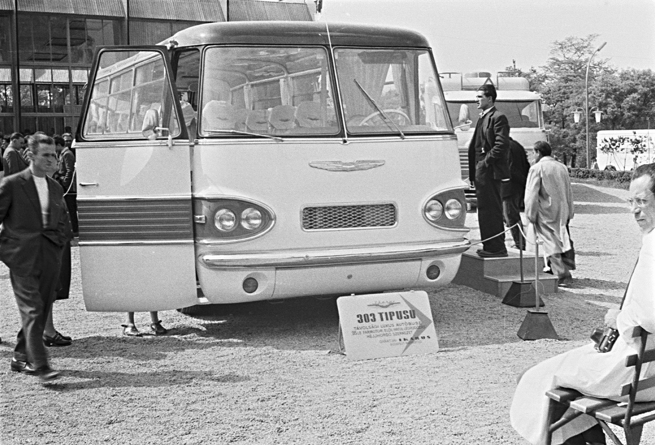 Ikarus 303 típusú autóbusz az 1959-es Budapesti Ipari Vásáron. A 303-as volt az ötvenes évek végén a luxusbusz, a prototípus egyik példánya bemutatkozott az 1960-as lipcsei vásáron is, ekkor kezdtek felfigyelni külföldön az Ikarus névre. Hiába volt sok tekintetben előremutató típus, mindössze kilenc példány készült belőle.