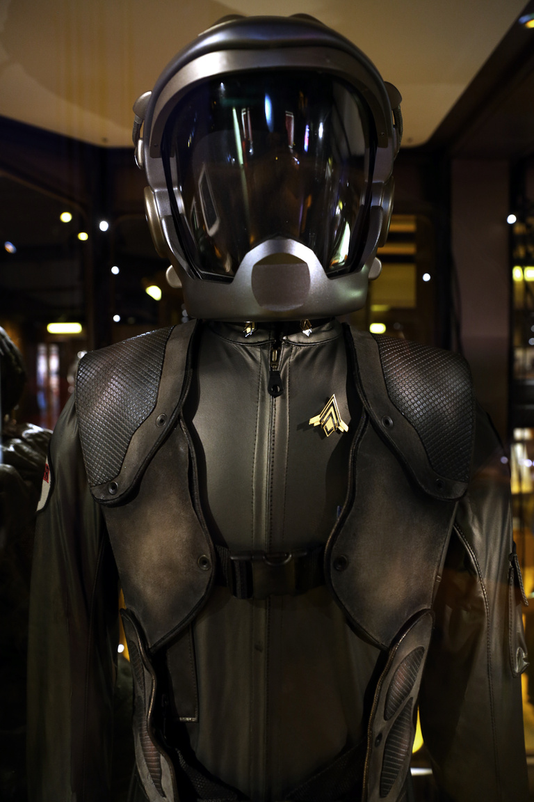 Starbuck (Katee Sackhoff) Vipera pilótaruhája és sisakja a Battlestar Galactica tévésorozatból (2004-2009).
