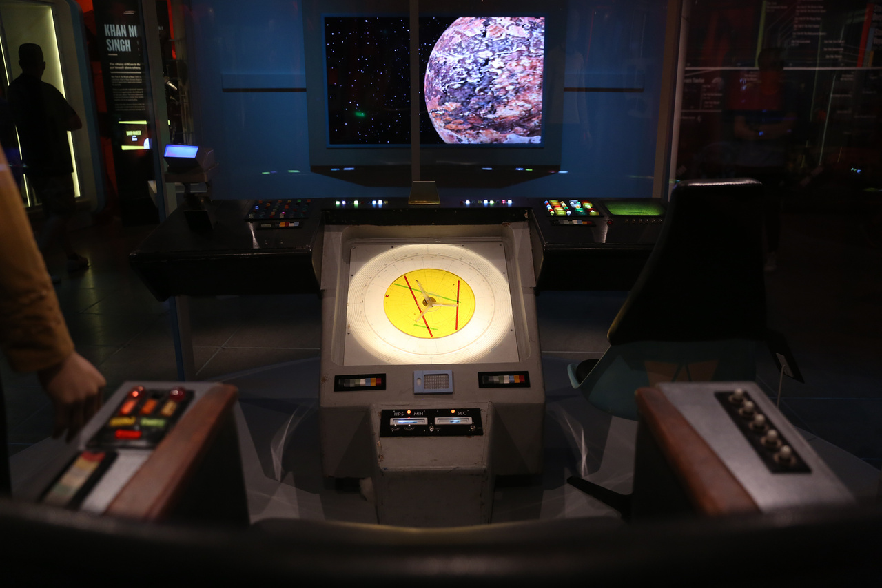 Az Enterprise parancsnoki hídjának bútorzata, innen irányította Kirk kapitány (William Shatner) a USS Enterprise-t a Star Trek tévésorozatban (The Original Series).