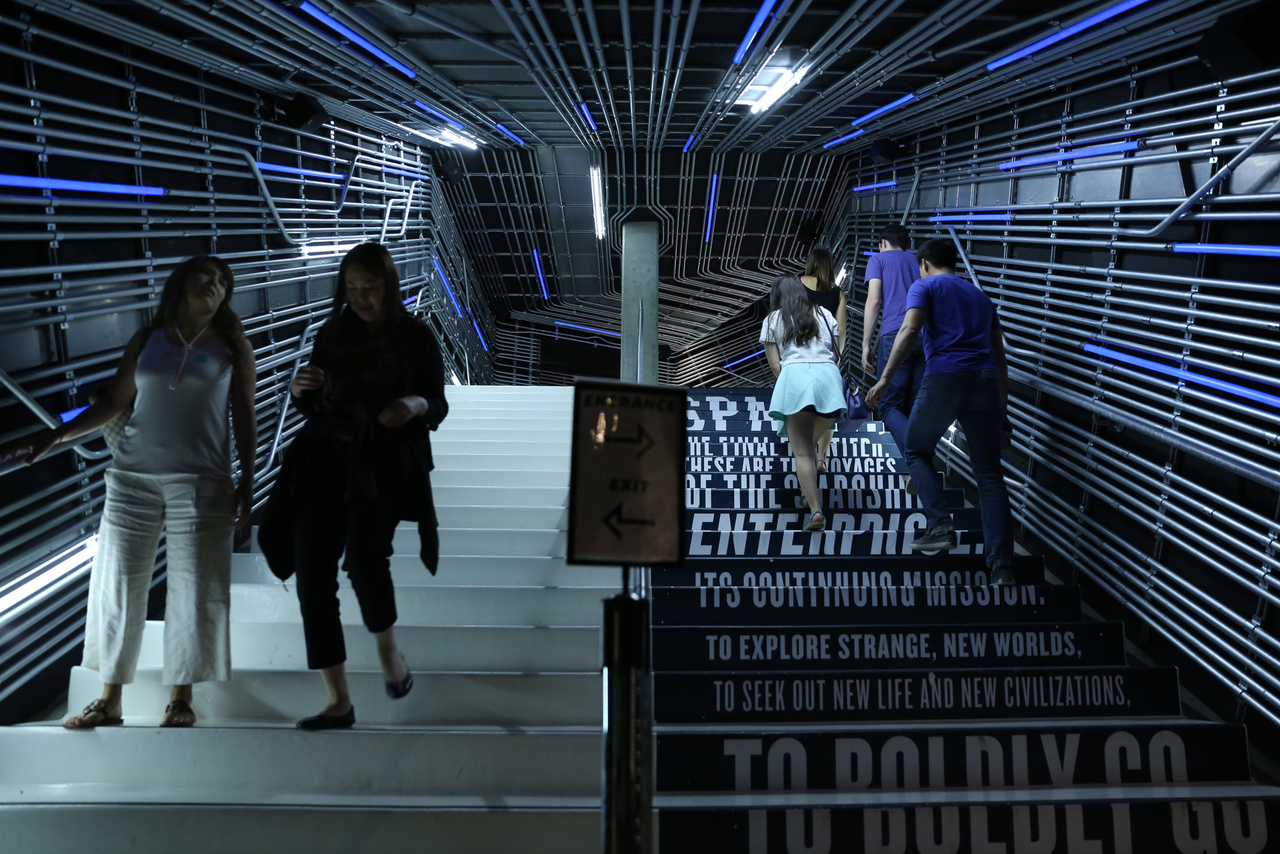 A Star Trek kiállításhoz vezető lépcsőn mintha egyenesen az Enterprise űrhajóba lépnénk.
                        