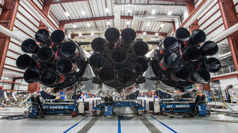 Bámulatos képeken a Falcon Heavy