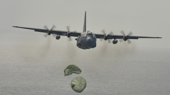 Az amerikai légierő legrégebbi missziója, hogy karácsonykor ajándékokkal bombáznak egy szigetet