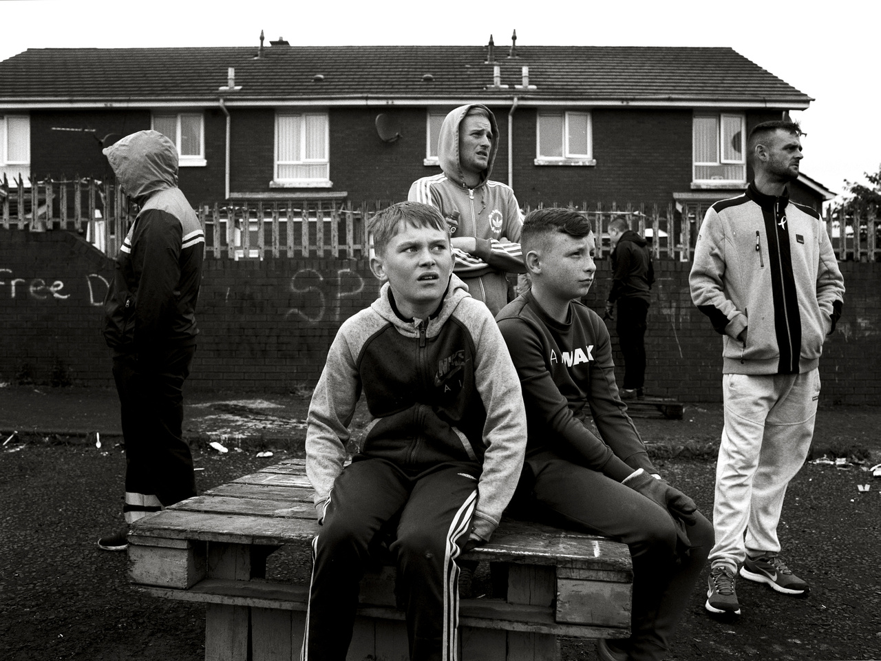 Munkanélküliség, bűnöző bandák, drogok és alkohol - ez vár rengeteg mai tinire az Egyesült Királyság félreeső részein, az egykor virágzó vidéki iparvárosokban, ahol a jólétet mérő társadalmi mutatók az országos átlagnál 3-11-szer rosszabbak.Észak-Írország egyes részein a súlyos helyzetet vallási szegregáció és egykori félkatonai csoportok utódszervezetei súlyosbítják.