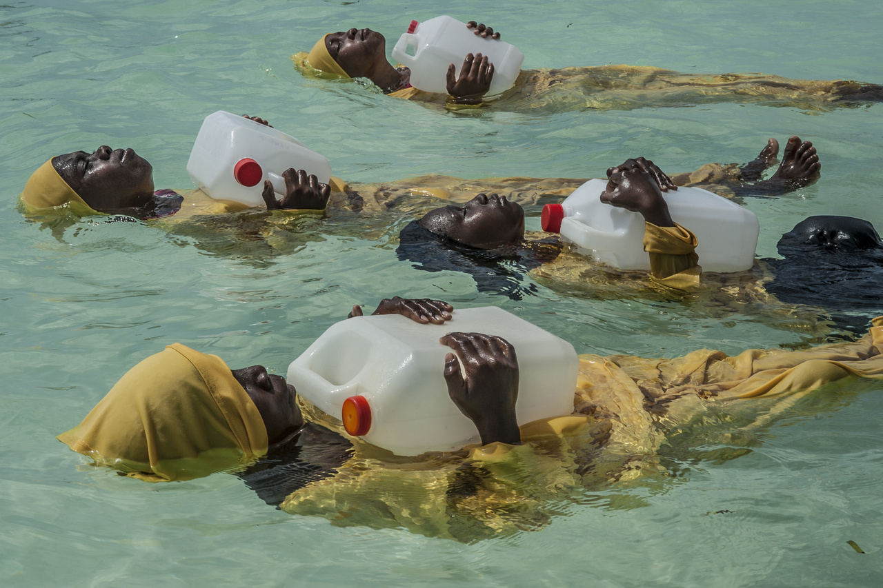 Tanzánia egyik muszlim többségű tartományában a nőknek tilos úszniuk. Egy csapat nő viszont a szabályokat kijátszva mozgalmat indított. A magukhoz ölelt kanna segítségével lebegnek a vízben, így technikailag nem úsznak, de mégis fürödhetnek a medencékben.
