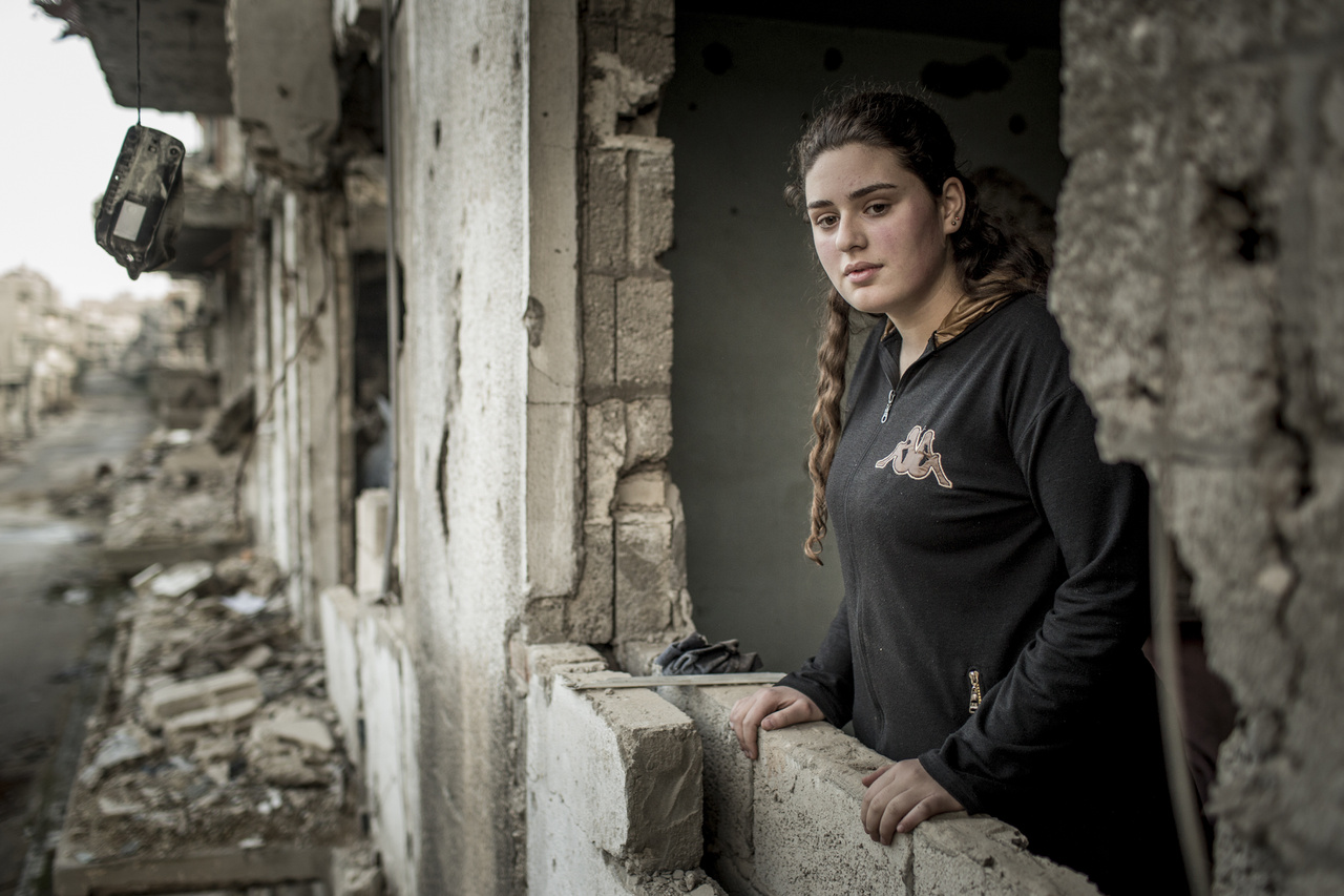 A második világháború porig rombolt városai néztek ki úgy, ahogy ma Homsz vagy Aleppó. Sok szíriai megpróbált visszatérni egykori otthonukba - ahogy a képen látható Victoria is a családjával - de élhetetlen romokon kívül semmi nem várta őket.