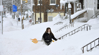 Annyi hó esett egy amerikai városban, hogy szükségállapotot hirdettek ki