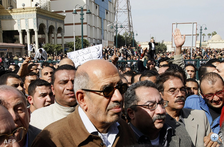 El Baradei Kairóban imára igyekszik hívei gyűrűjében