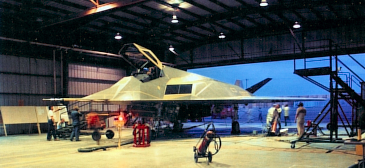 1981. júniusában repült először a Nighthawk . A képen az első tesztgép, a 79-10780-as számú Scorpion 1 látható még a hangárban, felszállás előtt.                         