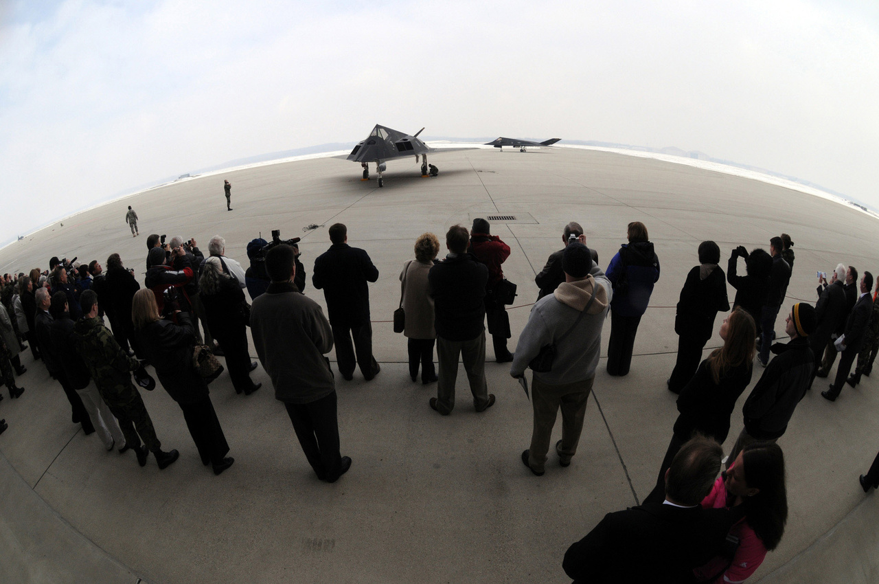 2008. március 11. Ünnepség (Nighthawk Farewell Ceremony ) a szolgálattól búcsúzó F-117-esek tiszteletére a Wright-Patterson légibázison.                          