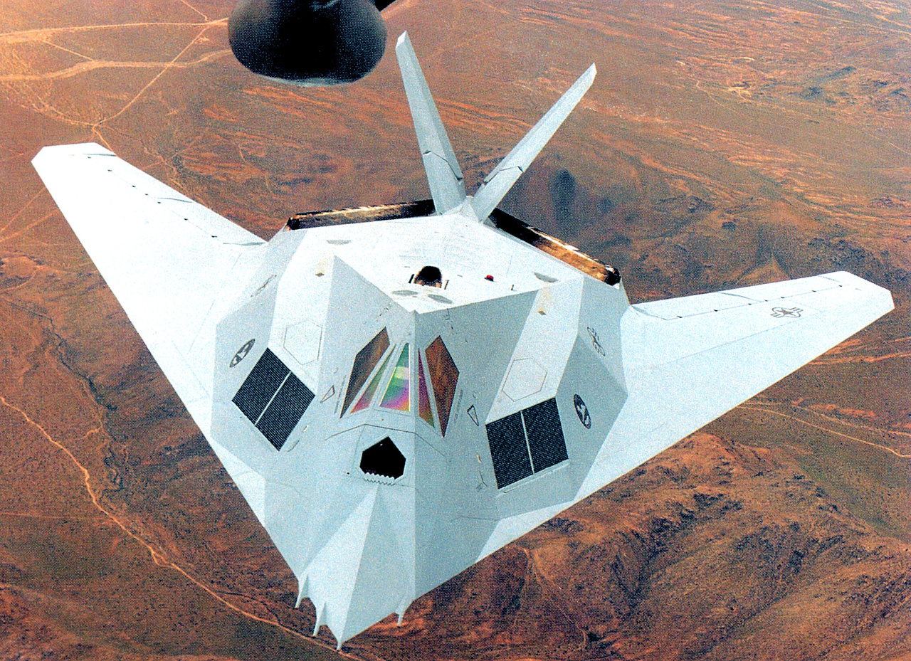 1986-ban kísérleteztek szürke festéssel is, ami később az F-22-es raptor lopakodó vadászgépeken jelent meg állandó jelleggel. A képen a 79-7082-es számú F-117 látható.                         