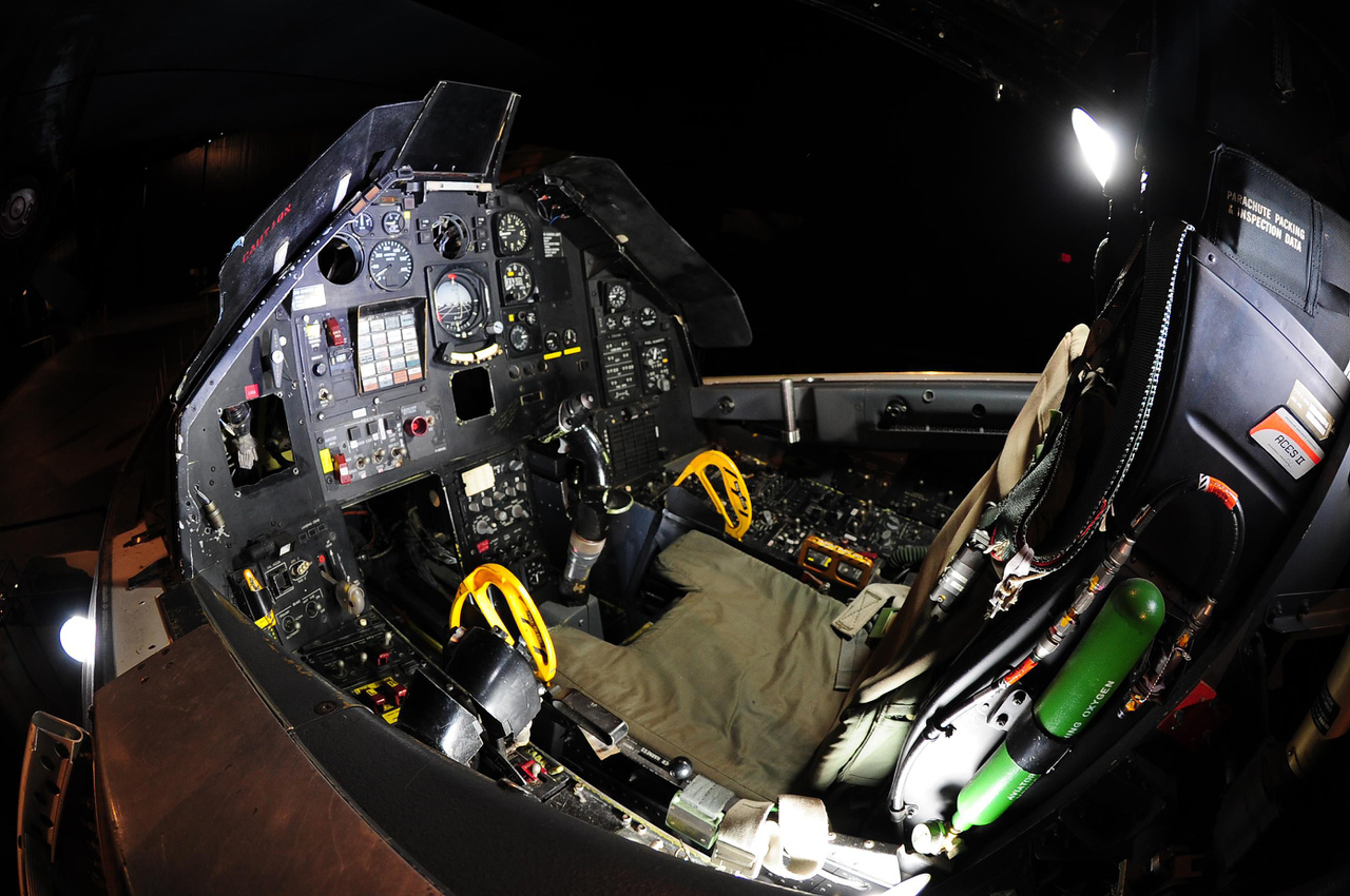 A lopakodó pilótafülkéje, a kora kilencvenes évek műszerezettségével.