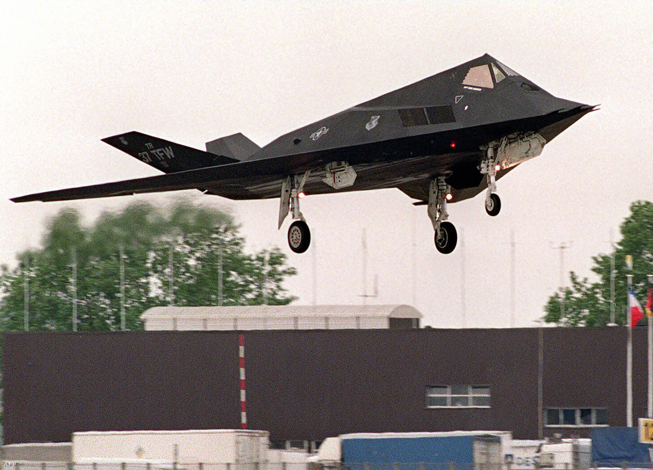 1991. június 11. A párizsi Le Bourget repülőtéren landol egy lopakodó. Bill Clinton hat F-117-est vezényelt Kuvaitba, hogy nyomást gyakoroljon az ország egy részét megszálló Irakra.                         